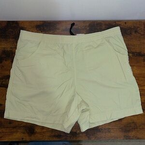 ☀️Sale☀️ Columbia light green shorts with draw string size small
